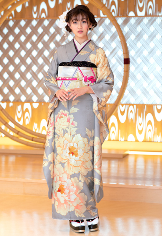 すっきりと美しい地色に見事な大柄牡丹がエレガント。