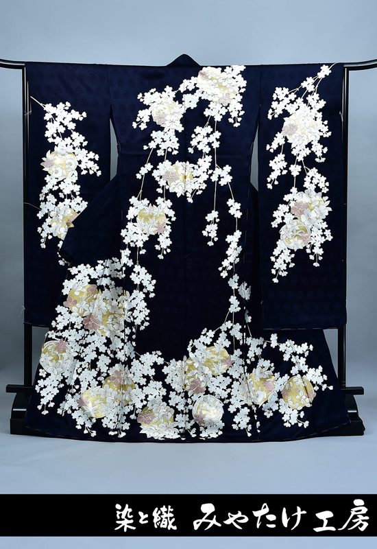 総刺繍の振袖｜四季花尽くし-濃紺